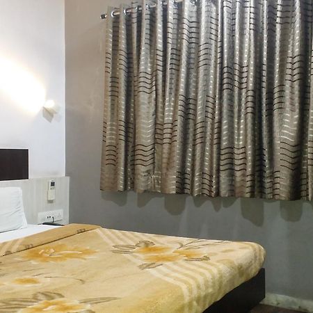 Hotel Decent Surat Exterior photo