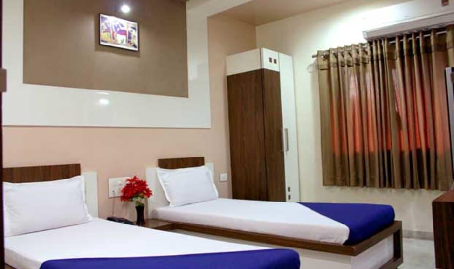 Hotel Decent Surat Exterior photo