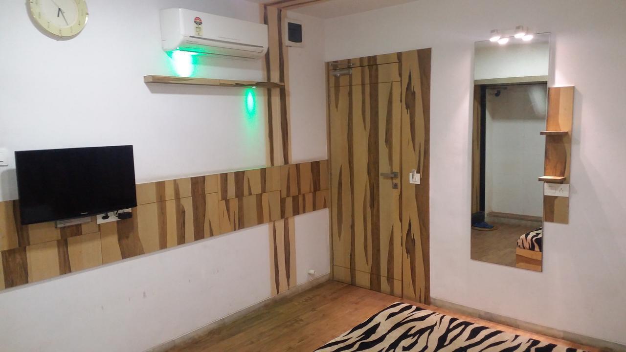 Hotel Decent Surat Exterior photo